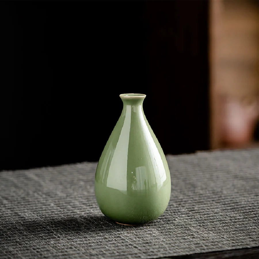 Small Ceramic Vase for Dried Flowers – Classic Tabletop Décor