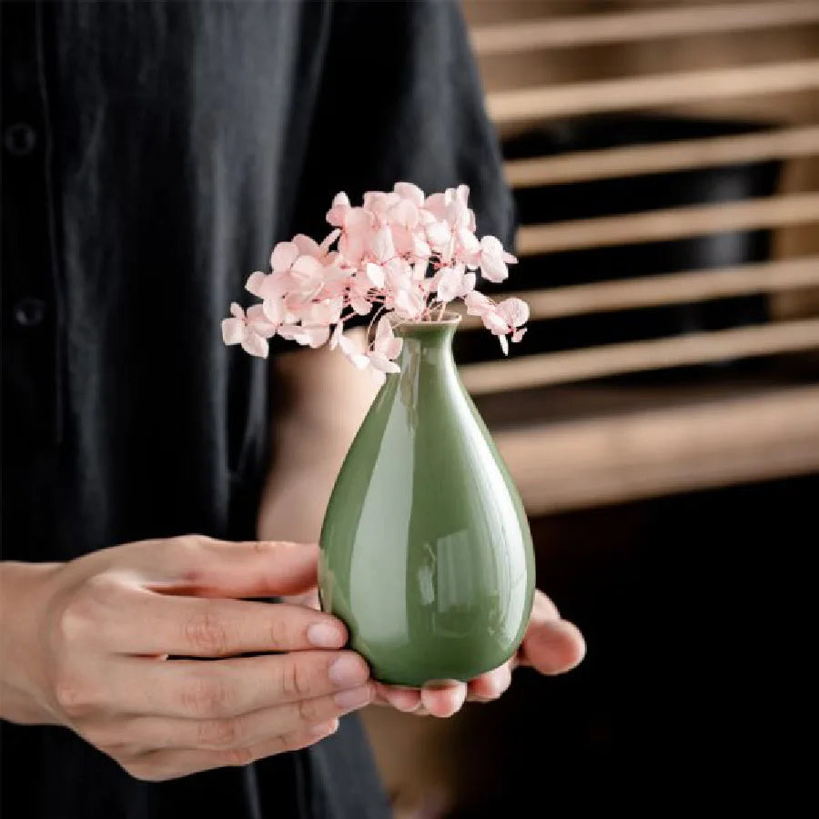 Small Ceramic Vase for Dried Flowers – Classic Tabletop Décor