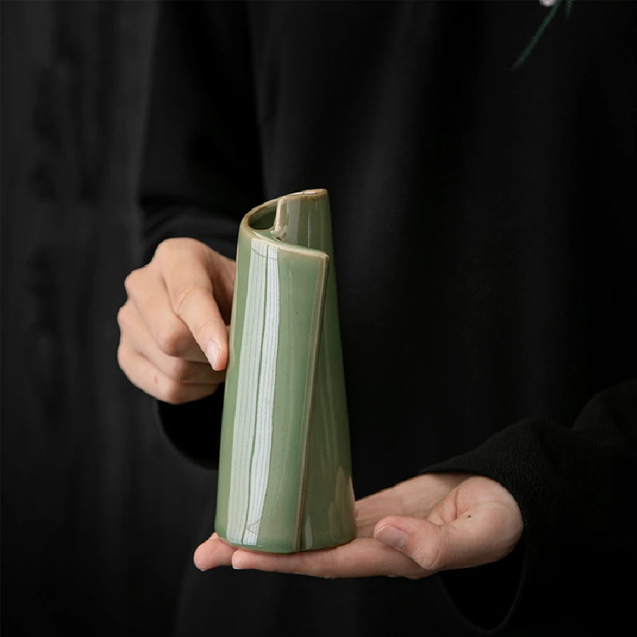 Small Ceramic Vase for Dried Flowers – Classic Tabletop Décor