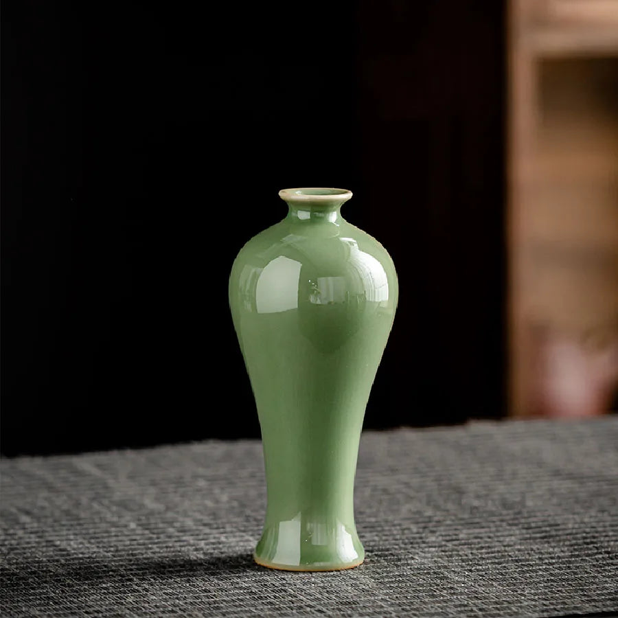 Small Ceramic Vase for Dried Flowers – Classic Tabletop Décor