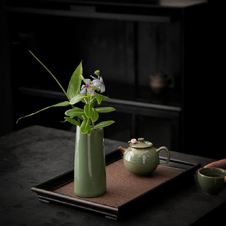 Small Ceramic Vase for Dried Flowers – Classic Tabletop Décor
