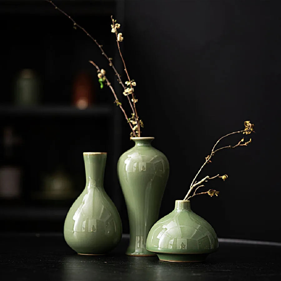 Small Ceramic Vase for Dried Flowers – Classic Tabletop Décor