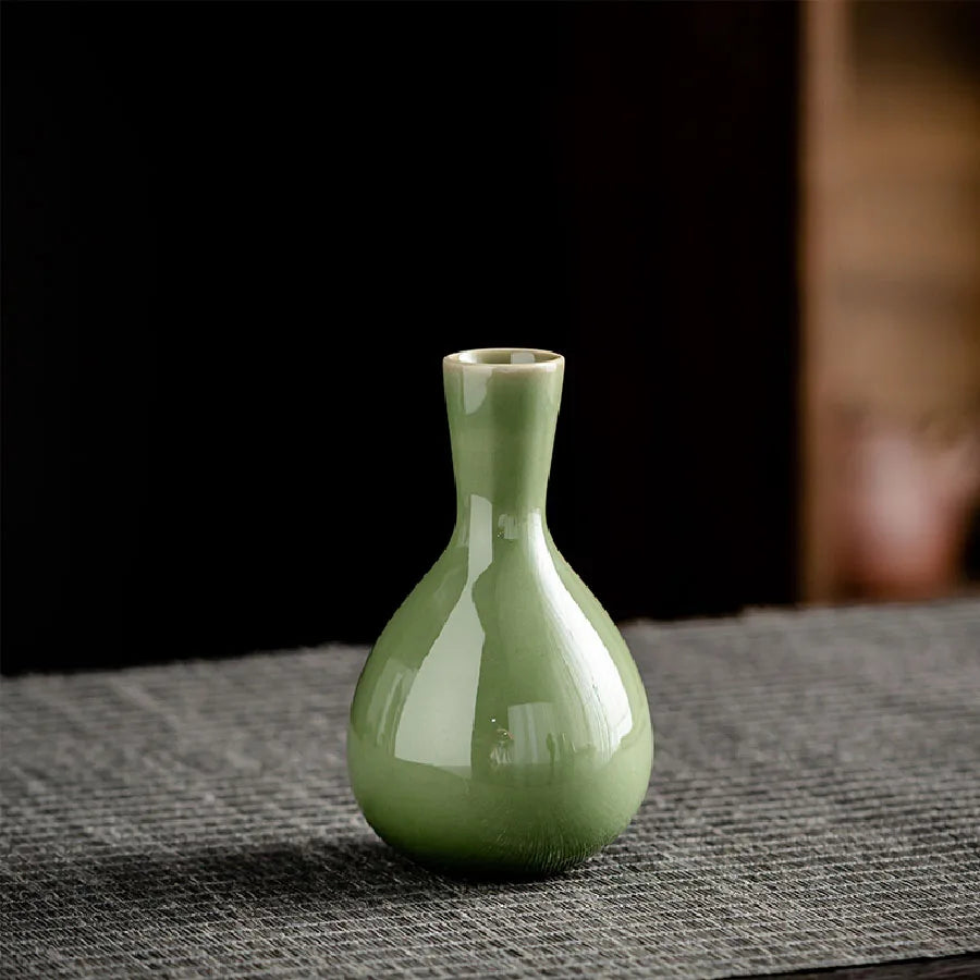 Small Ceramic Vase for Dried Flowers – Classic Tabletop Décor